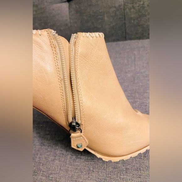 Donald J Pliner Lisa Tan Leather
Ankle Heel Stiletto Bootie & Open Toe - Picture 11 of 15